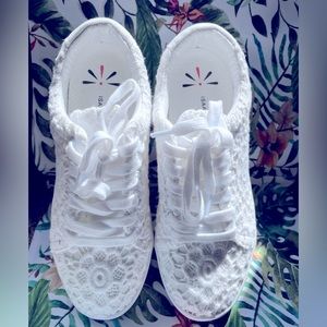 NWOT Isaac Mizrahi Brand New white, spotless, crochet sz7 M tennis shoes